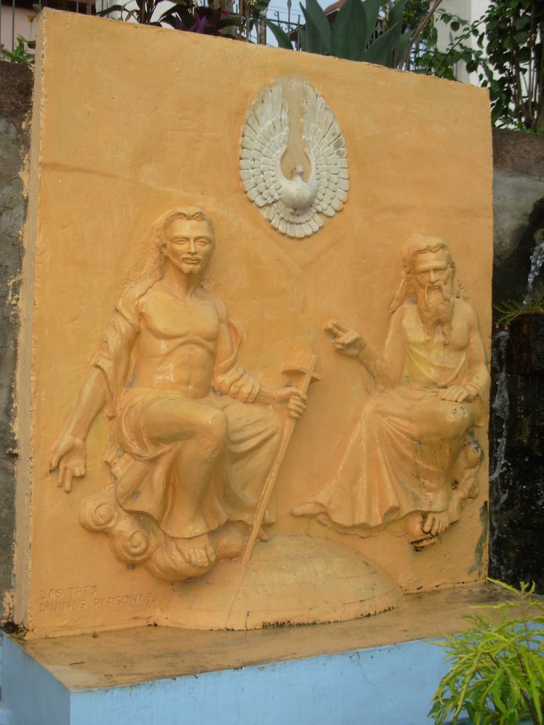 Nejapa. Alto relieve en exterior de templo catolico. Las tres divinas personas. by Daniel chavez castro