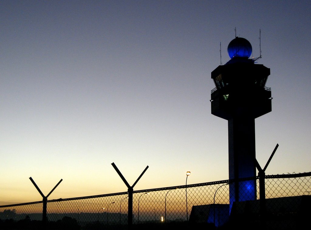 Torre/controle - São Paulo-Guarulhos (GRU), SP, Brasil. by André Bonacin