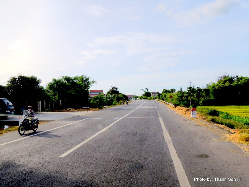 KM 694. Đông Hà 61Km. by Nguyễn Thanh Sơn