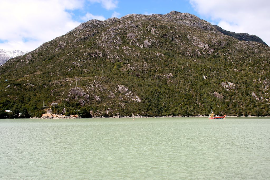 Caleta Tortel. by Octavio Aldea