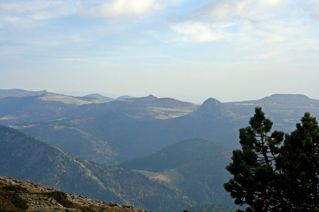 Vue du mont Mézenc, vers le sud, avec le Gerbier de Jonc (à droite) by f.  madic