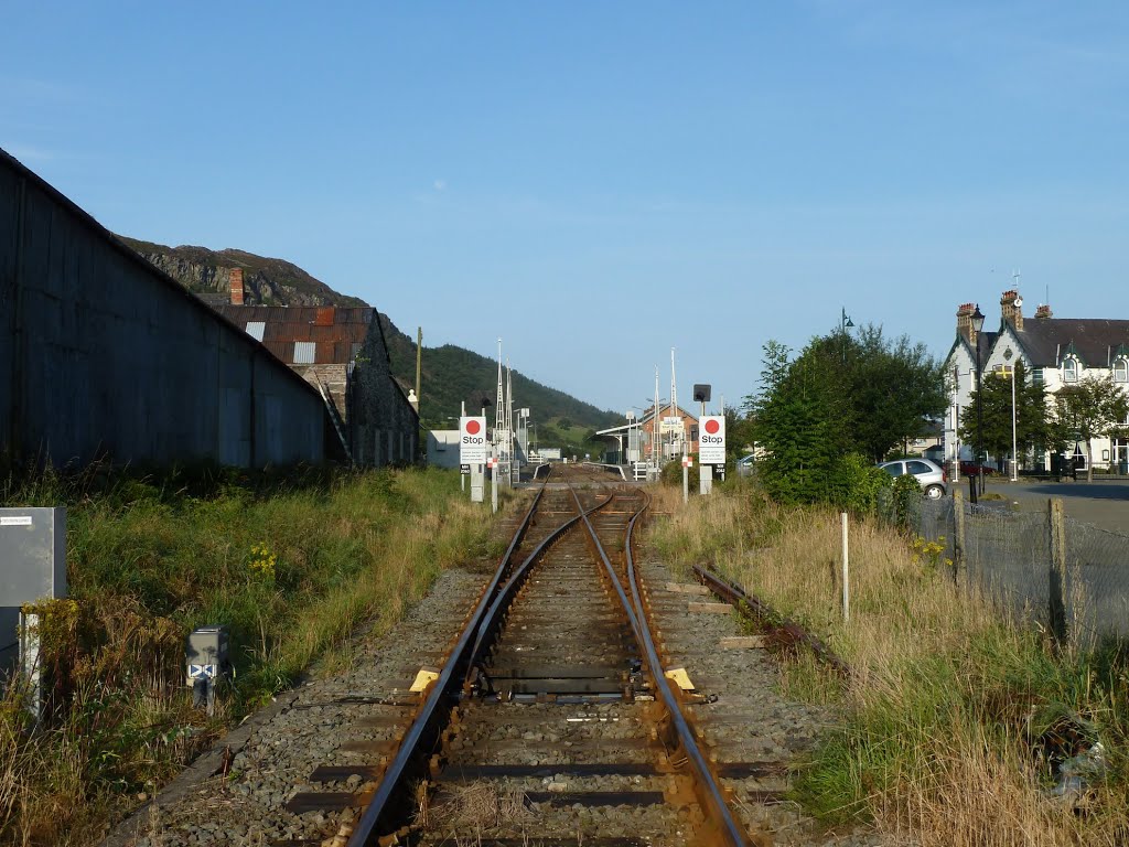 03-09-2012. Porthmadog: standard guage railway line, looking west. by RedRobbo