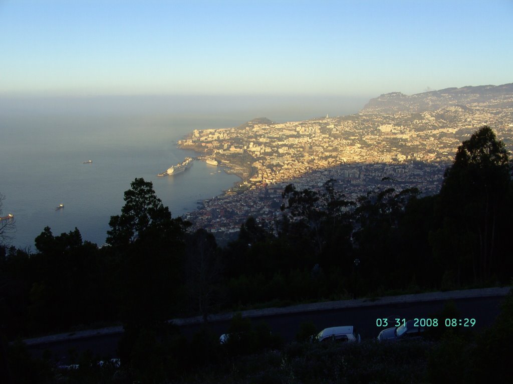 Hafen von Funchal in der Morgendämmerung by wilju