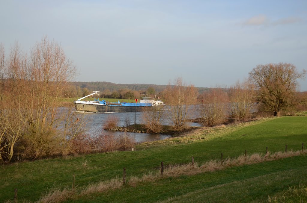 At the IJsselriver there is alway shiptraffic. Lovely when biking over the dike by Henq