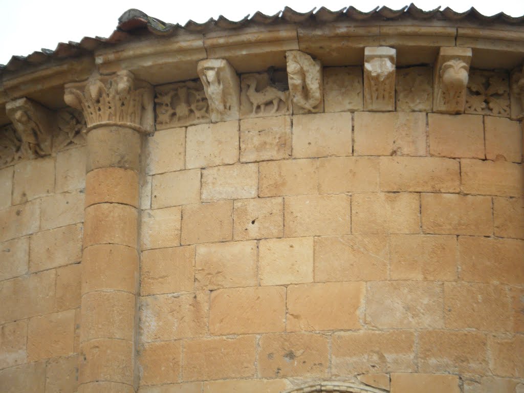 Canecillos y metopas, camello incluído, del ábside de Sotillo, Segovia by Ana Sayalero