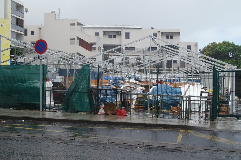 Après le Cyclone Bejisa- Saint-Denis, Annexe Petit-Marché by philippe mathieu