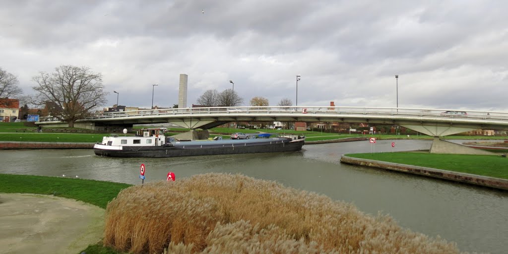 Courtrai - Quartier Buda - La péniche Gratias sous le pont de la N43 by epaulard59