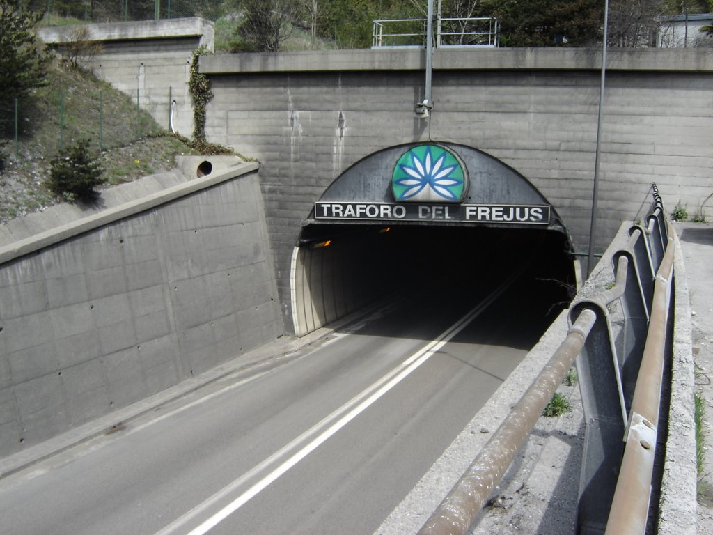 Ingresso lato Italia del tunnel del Frejus by Denni Denni