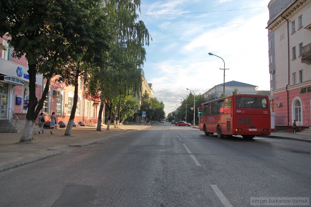 На ул.Советской у перекрёстка с пр.Ленина, утро by Sergei Bakanov