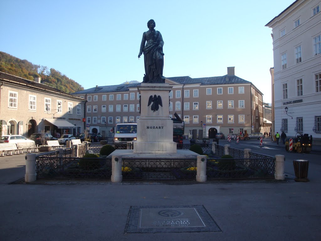 Statua di Mozart nella Mozartplatz by Fumogeno88