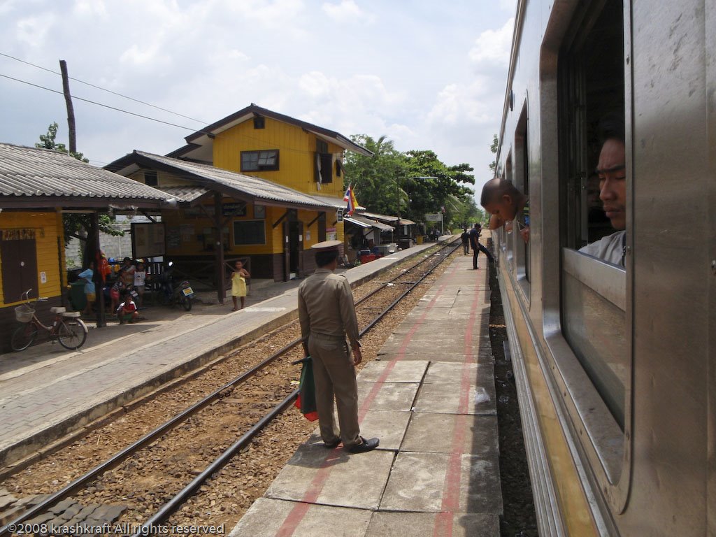 Train at Rang Pho Station by krashkraft