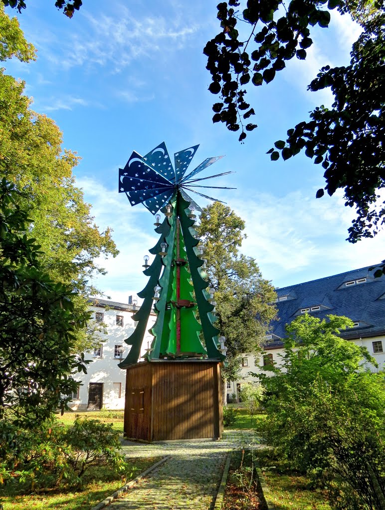 Gelenau - Pyramide auf dem Rathausplatz by Rudolf Henkel