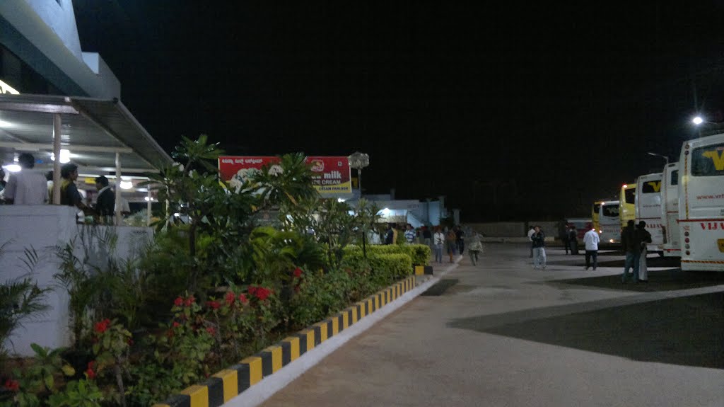 VRL Bus stand,Night Refreshment,Vasanthanarasapura, Karnataka 572128, India by kamalakaranthati