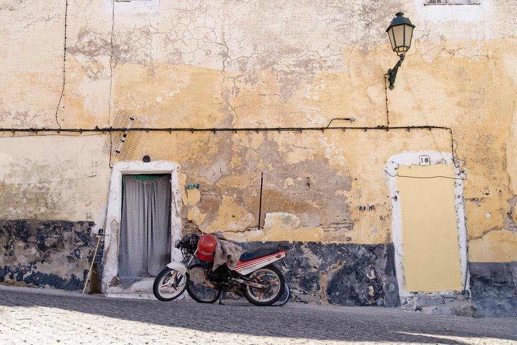 House front, bike and false door in Elvas by Tomek Wiazowski