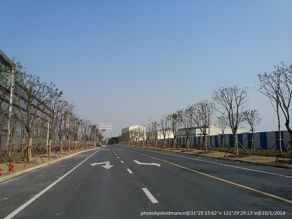 嘉定城北路汇源路口 Two years ago, here was a country lane. 10/1/2014 by vividman