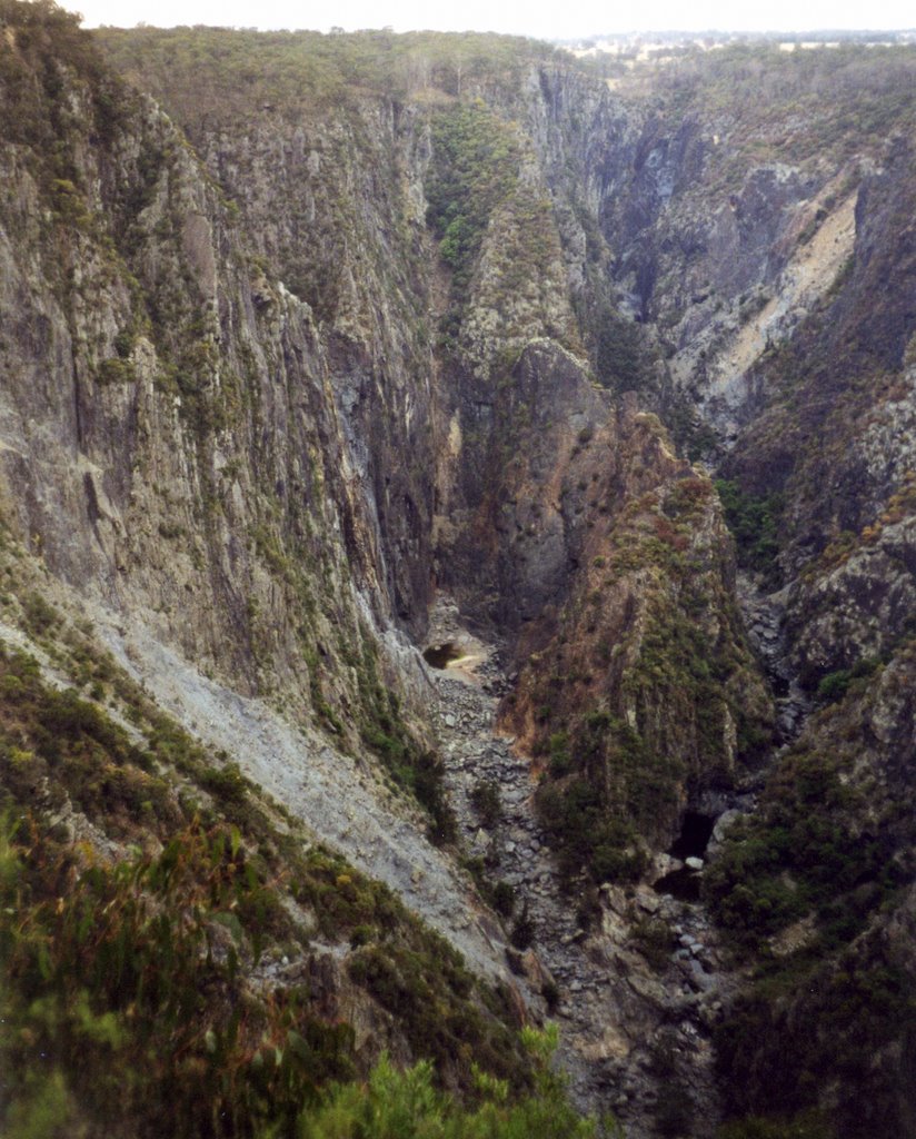 Wollomombi Falls bei Armidale, 2000 by Hunsruecker