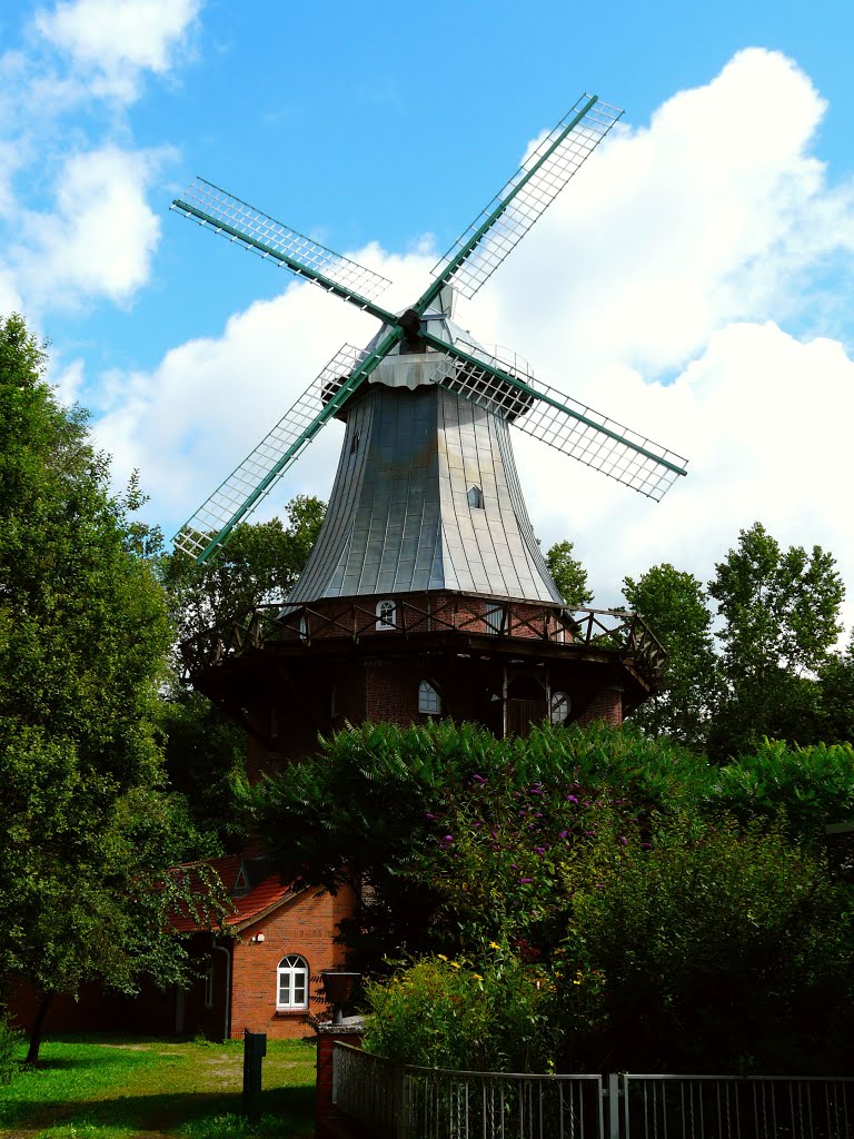 Germany_Lower Saxony_Stade_5-stöckiger Galerieholländer Schiffertorsmühle_dutch octagonal windmill with revolving cap and platfom_P1520970 by George Charleston