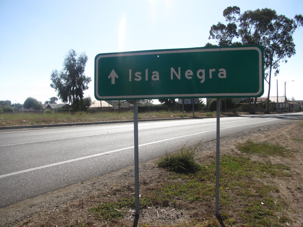 Km.4.900.- Acceso a Isla Negra by Luis Cesar