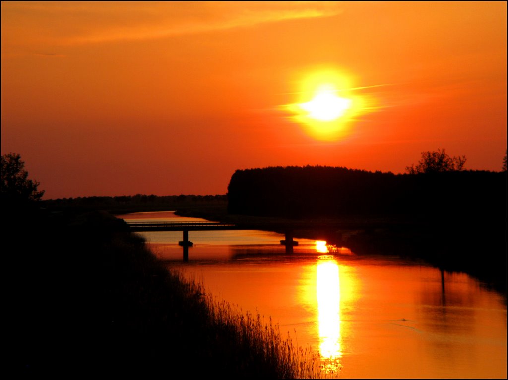 Stadskanaal: Zonsondergang Wildervankkanaal by © Dennis Wubs