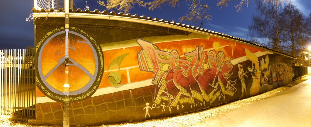 Graffiti u tenisových kurtů by sklicko