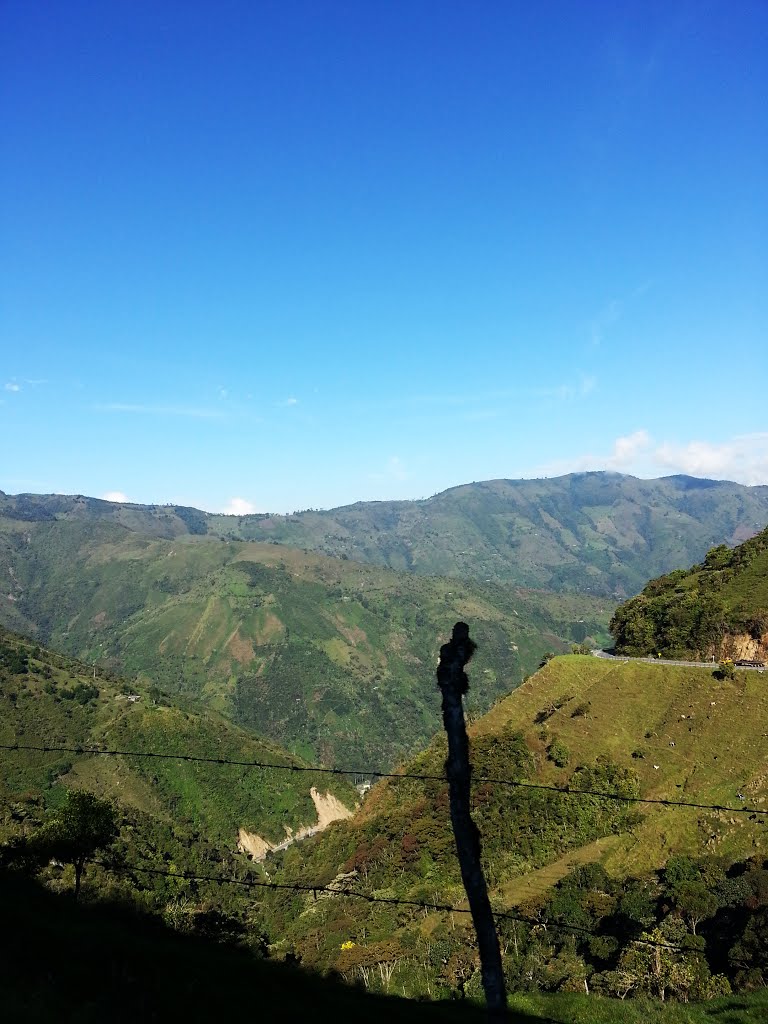 Subiendo de San Andrés de Cuerquia. by Fabián Berrío