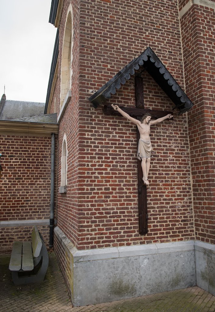 Kruisbeeld tegen St.-Nicolaaskerk Wimmertingen,België by Henri Van Ham