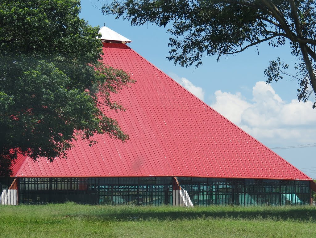 Ibaté, SP, Brasil. by André Bonacin