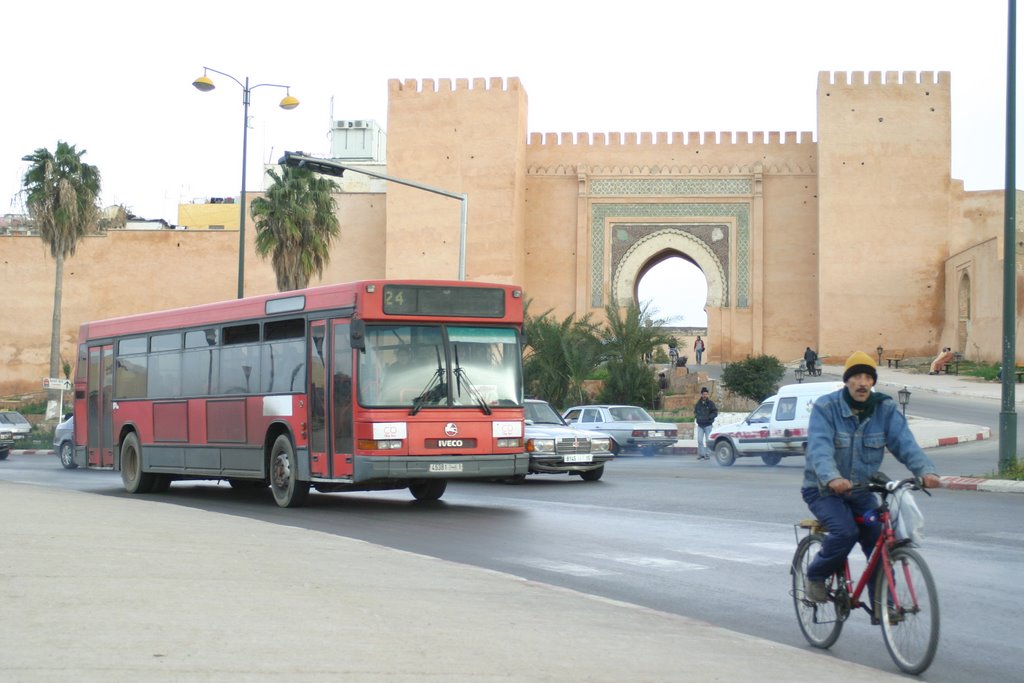 Bus Citybus ligne 24 devant la porte Bab El Berdaïn [Meknes, Maroc] by mc-duff