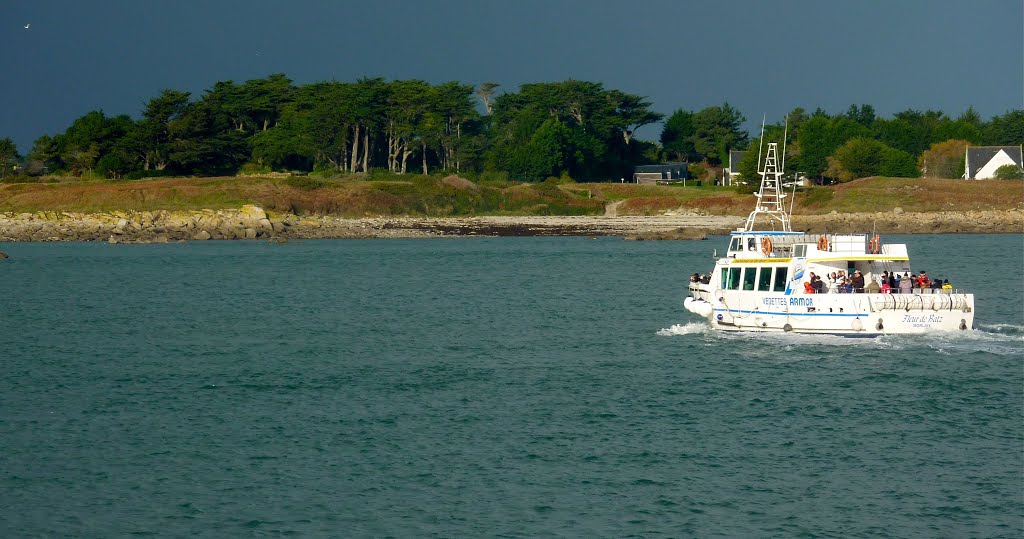 La navette de Roscoff approche l'ile de Batz 28.12.2013 by Jean-Luc.