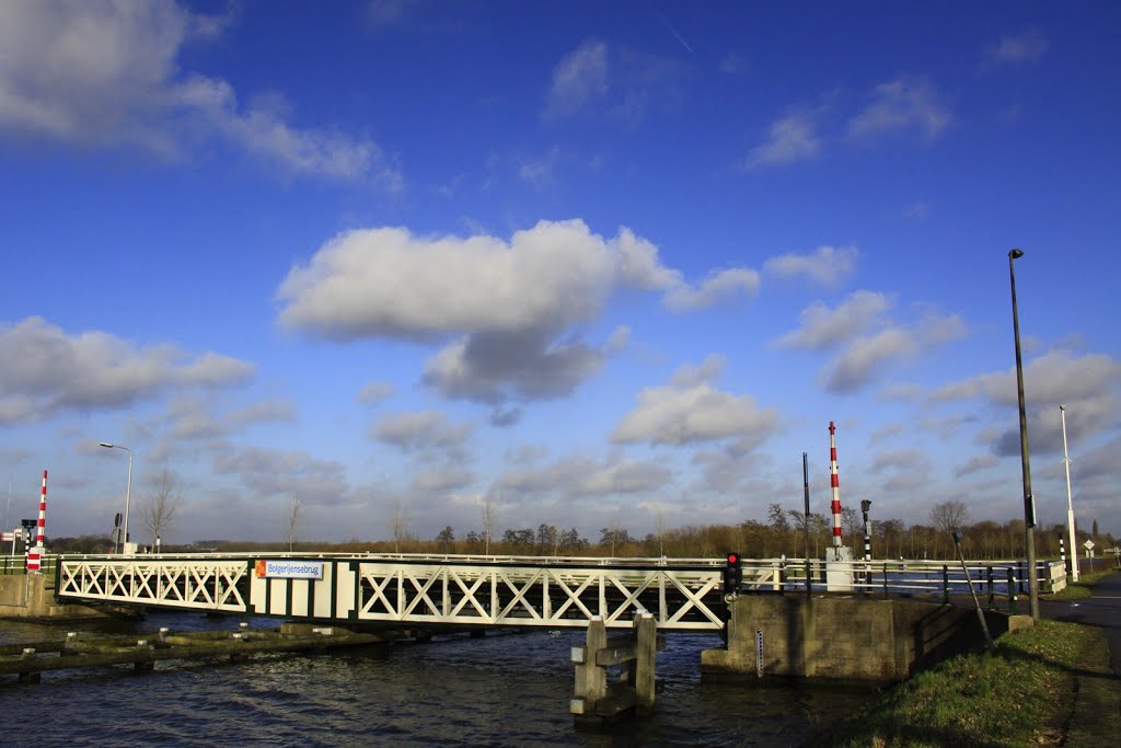 De Bolgerijensbrug over het Mewedekanaal ter hoogte van het Buurtschap Bolgerijen. by watersnip