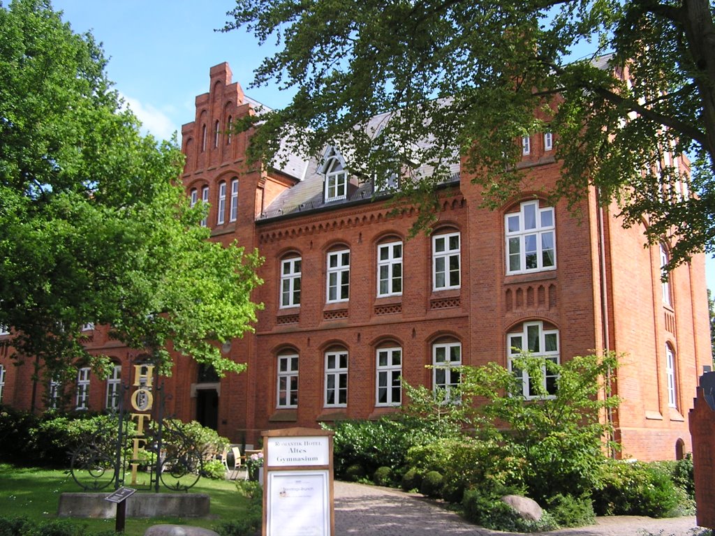 Altes Schulgebäude in Husum (nun Hotel) by hanstest