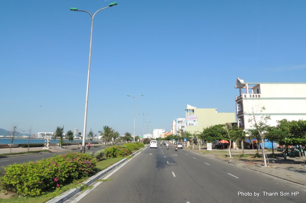 Trên đường Nguyễn Tất Thành, tp. Đà Nẵng by Nguyễn Thanh Sơn