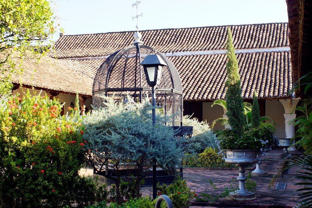 Patio interior, Casa de la Cultura, Mompós, Bolívar, Colombia by Efraim Omar Revelo