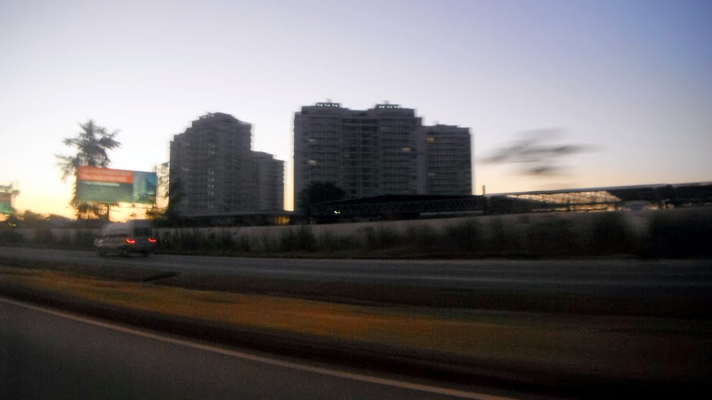 Na Avenida das Américas, Rio de Janeiro, RJ by Orlando de Almeida Calado