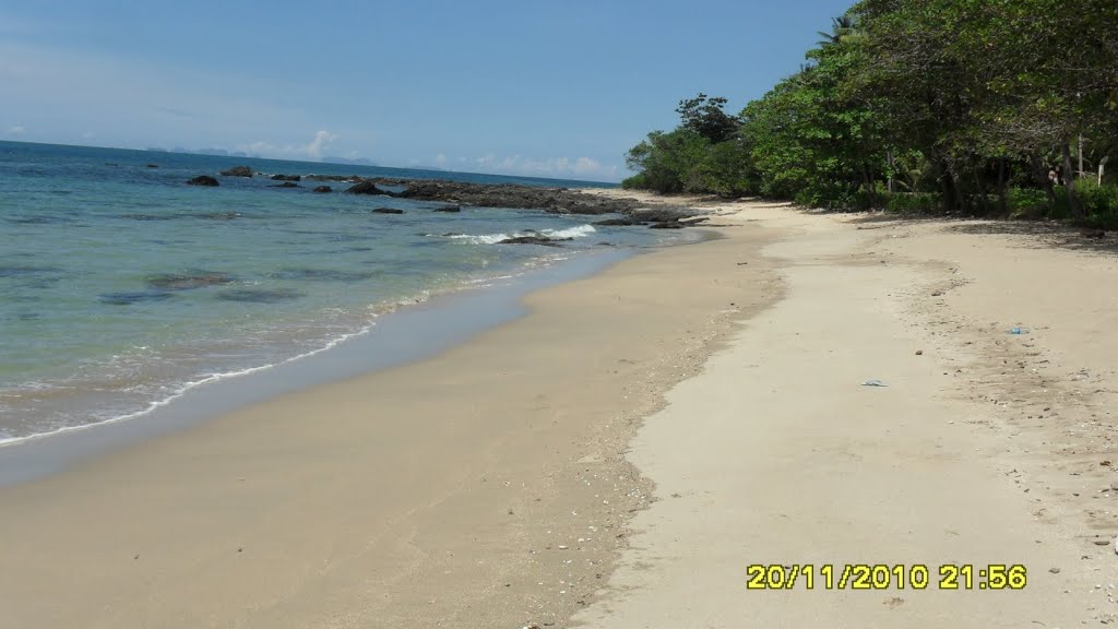 Auf der Strasse zwischen der Khlong Nin Beach und der Kantiang Bay liegt dieser schöne Strand, Ko Lanta, Thailand by Josef Dirschl