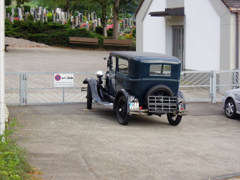 Ein "Oldtaimer" am Eingang zum Friedhof in Oppenau (Sept. 2007) by Heinz Gansweidt