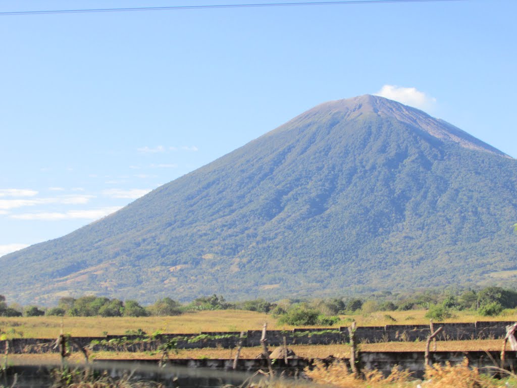 Volcán Chaparrastique a 20 días después de la erupción de cenizas. by Alondra Umanzor