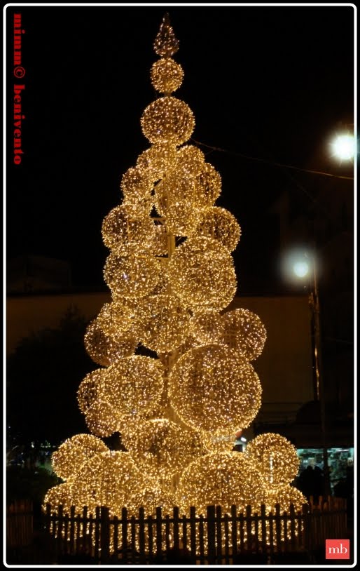 SALERNO LUCi d'ARTiSTA_"l'albero di sfere"_Mercatello piazza Monsignor Grasso by ©mimmo benivento