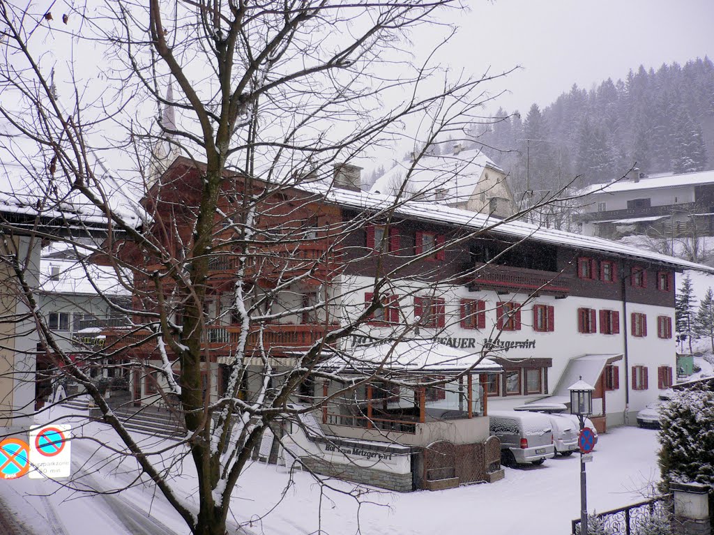 Dorfstraße im Winter by Lutz M. Hirschmann