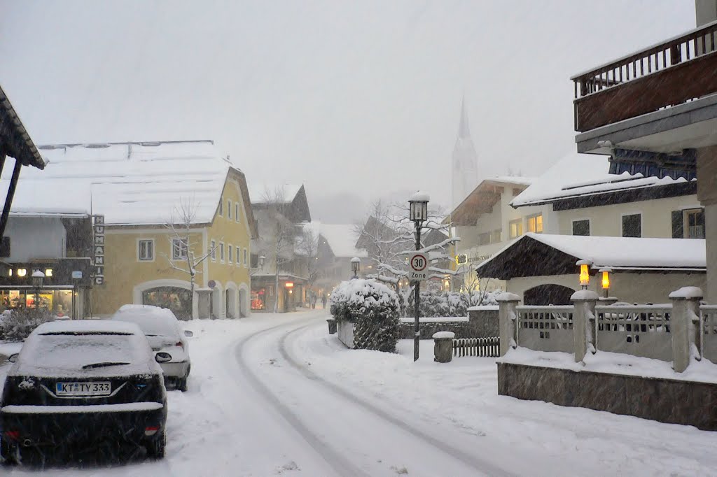 Dorfstraße im Winter by Lutz M. Hirschmann