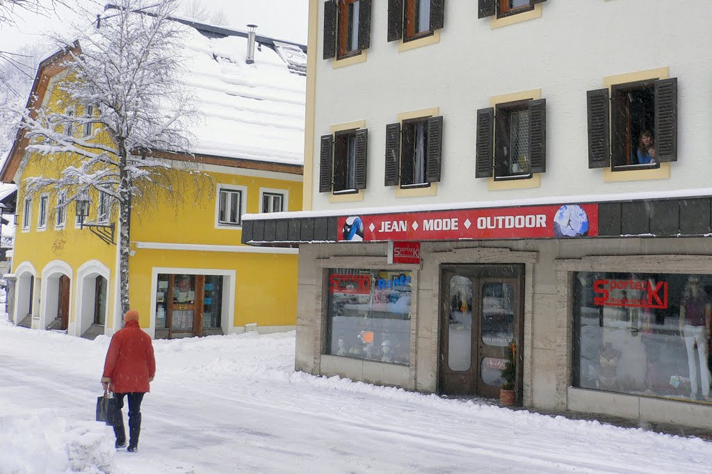 Dorfstraße im Winter by Lutz M. Hirschmann