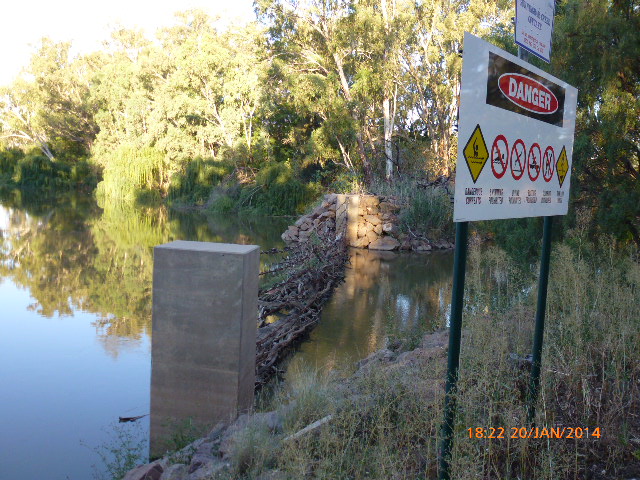 Warren Weir, Guningbar Creek Offtake Net to trap debris - - 2014-01-20 by sandyriva