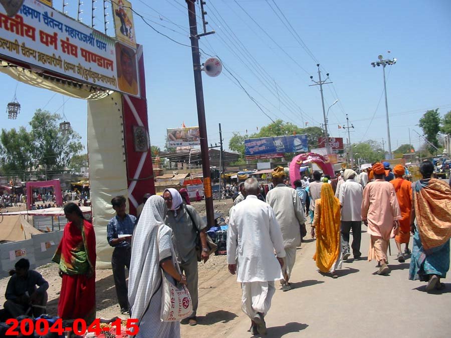 YATRI WALKING IN KUMBH by rdbansiya