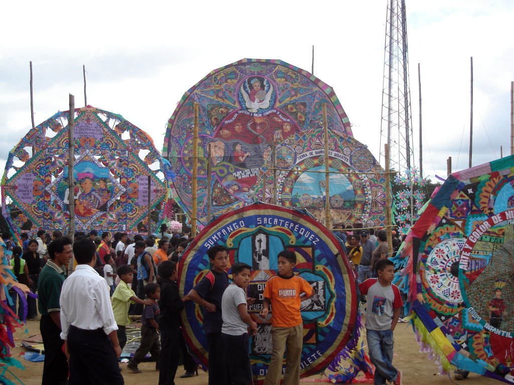 Barriletes en Sumpango, Guatemala by cberlanga