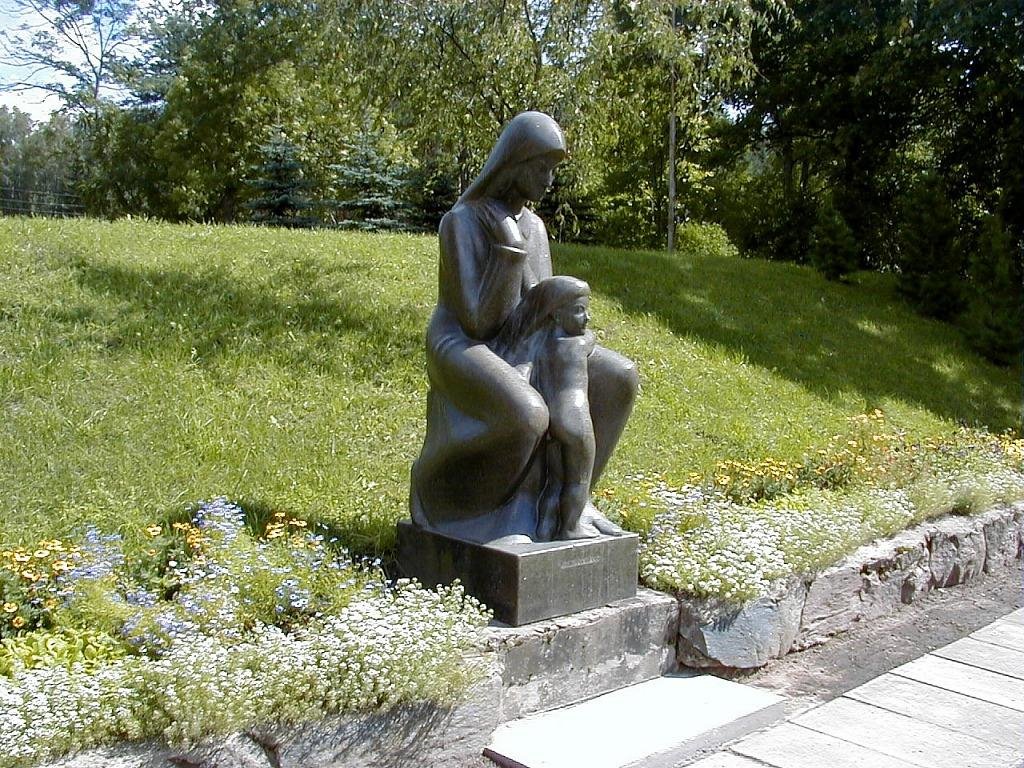 Rūjiena, piemineklis "Madonna Orans" 2000-08-05 by J. Sedols