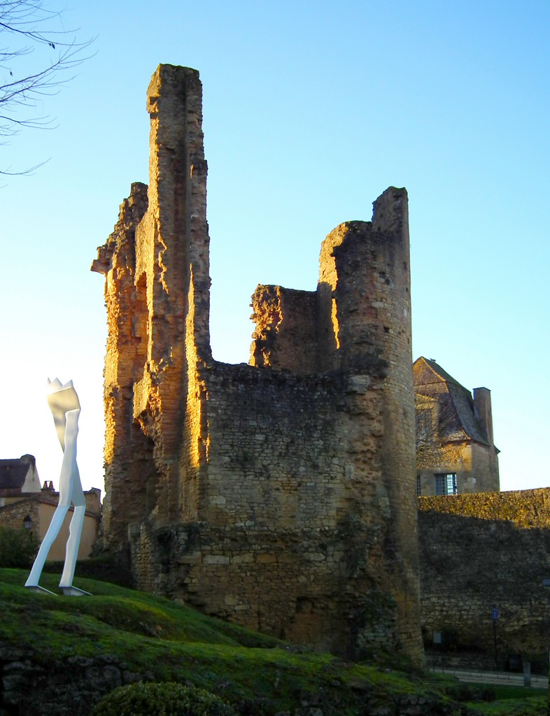 Promeneur étrange sur les ruines du château de St Alvére au soleil couchant by pauldeville