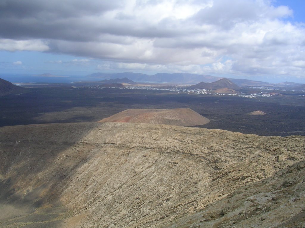 Bordo della Caldera Blanca con Tinajo sull sfondo by cello974