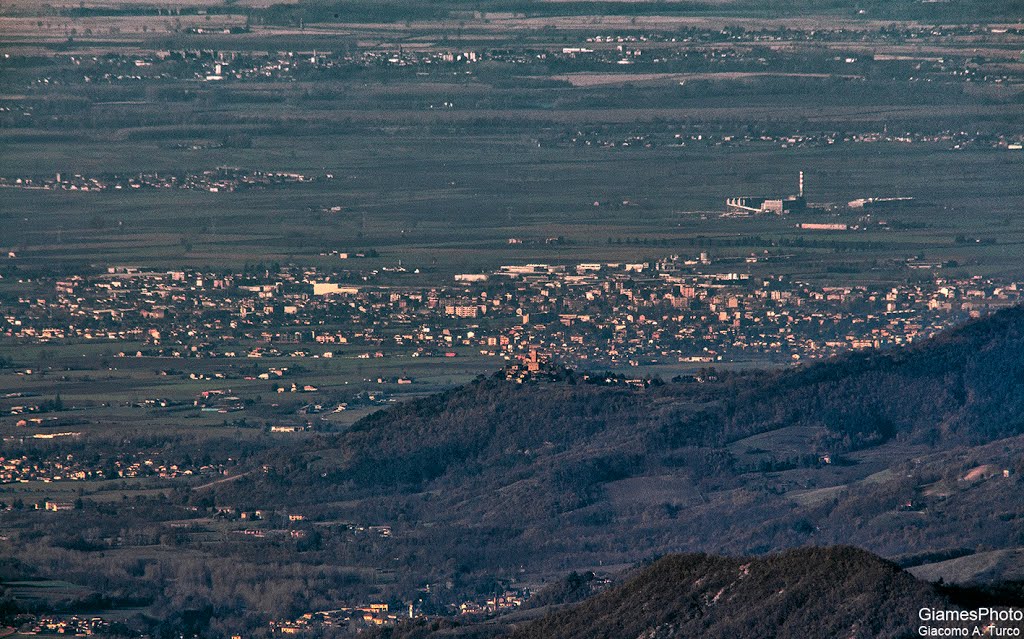 Voghera dal Monte Chiappo; al centro il castello di Nazzano, in basso Godiasco (Dicembre 2013) by GiamesPhoto (Giacomo A. Turco)