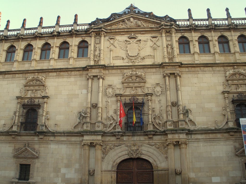 Fachada del Colegio Mayor de San Ildefonso (R. Gil de Hontañón, 1543). Alcalá de Henares (Comunidad de Madrid) by nunila77