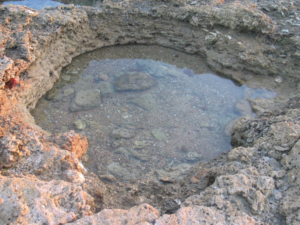 Marmita de gigante en la playa de Santi Petri by Gines Collado